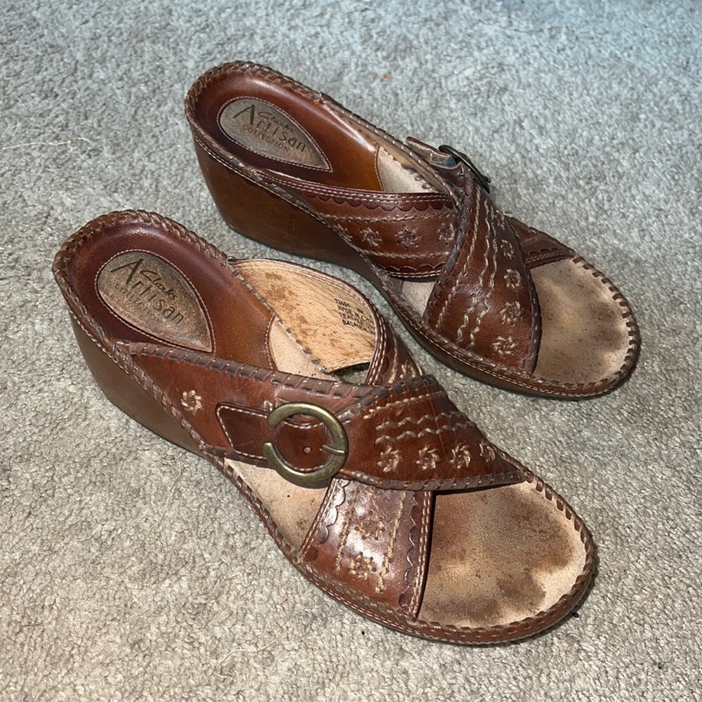 Adorable leather wedges